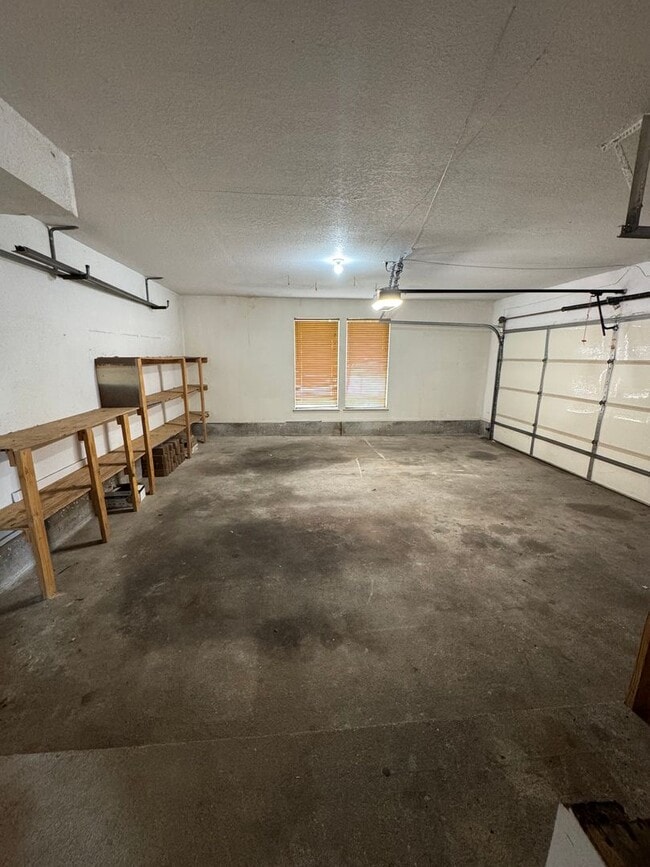 Building Photo - 3 Bedroom 2.5 Bath total 2,448 Square feet