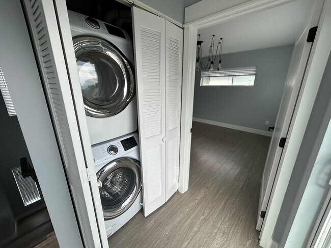 Building Photo - Modern 2 Bed, 2 Bath with Rooftop Patio!