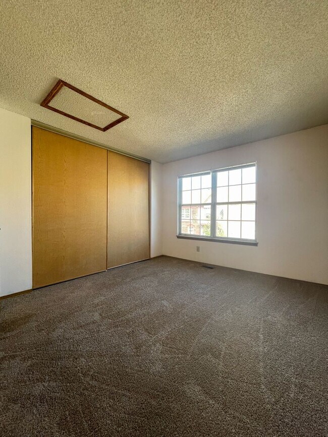 Building Photo - Beautiful 2-Bedroom Townhome in Aurora – A...