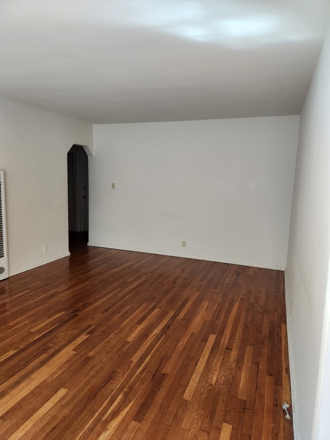 Building Photo - 150 N Catalina St