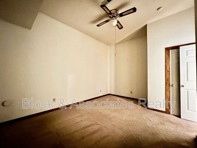 Building Photo - 1419 King Charles Dr