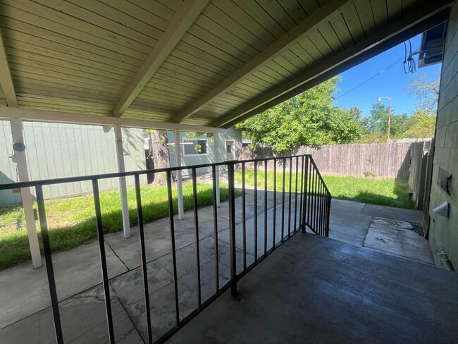 Building Photo - 3 Bedroom House, Available Now!
