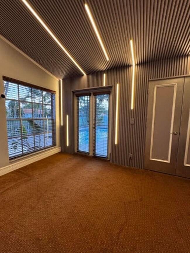 Building Photo - 10302 Buena Ventura Dr