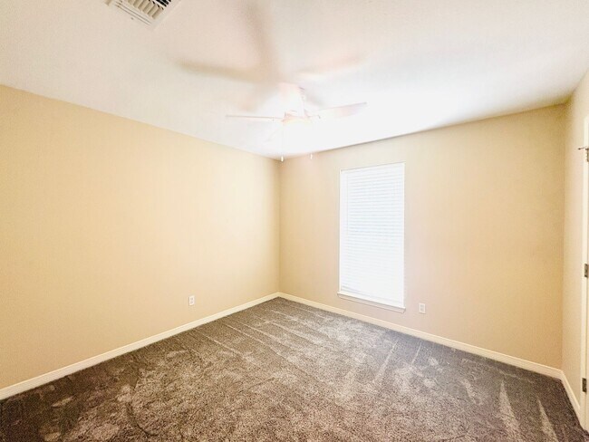 Building Photo - 10621 Creek Ridge Dr