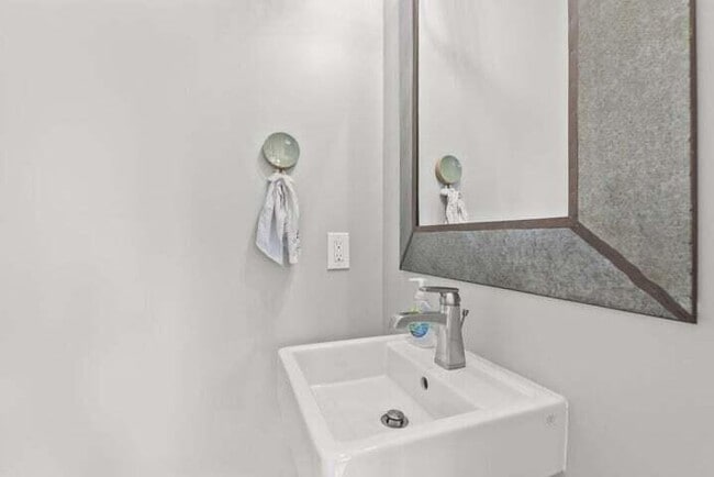 Building Photo - 955 Tarr Trce