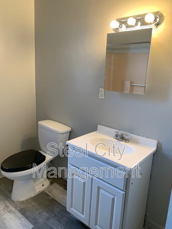 Building Photo - 810 Wood St