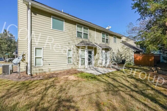 Building Photo - 2/2.5 end unit townhome in Woodstock