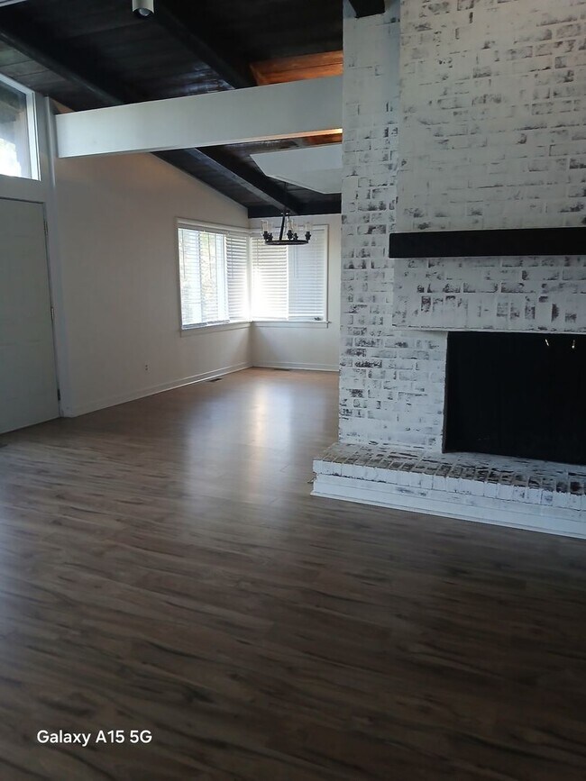 Building Photo - 4 Bedroom 2 bath home near lake Tenkiller with office