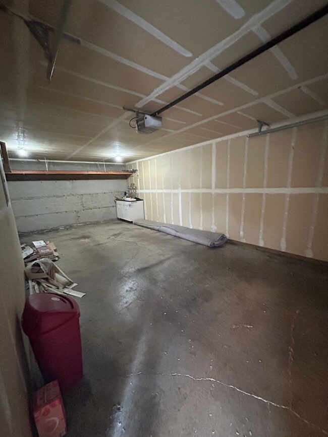 Building Photo - Fabulous 2 bed, 2 bath townhome with garage available for lease!