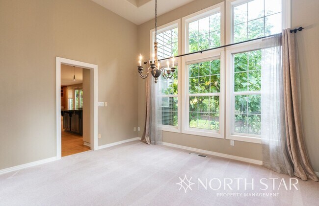 Building Photo - Spacious Elegance in Lake Oswego