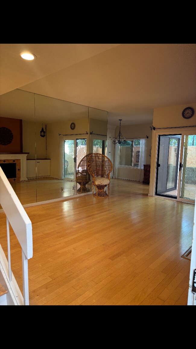 Building Photo - 10933 Wellworth Ave