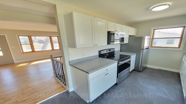 Building Photo - Newly Updated 2 Bedroom, 1.5 Bath House, C...