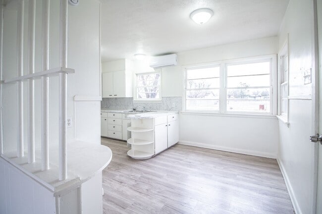 Building Photo - Updated 2 bed 1 bath home