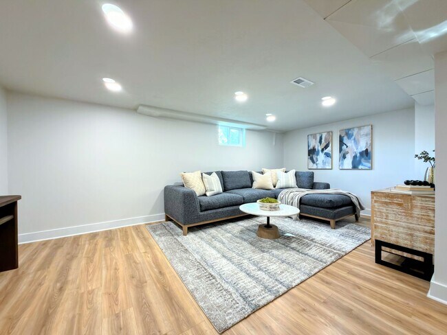 Building Photo - 1023 E Millbert Ave