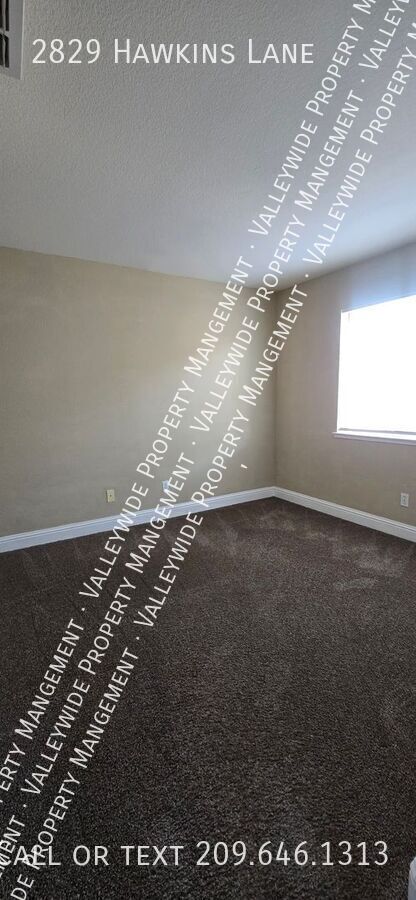 Building Photo - Tracy 3 Bedroom 2.5 Bathroom Home