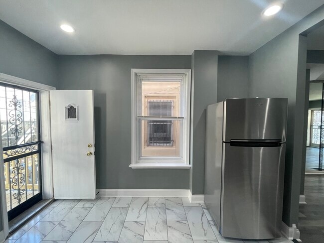 Building Photo - 1611 S Yewdall St