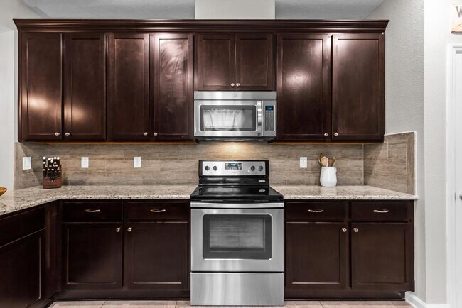 Building Photo - Spacious Home in Prime Location!