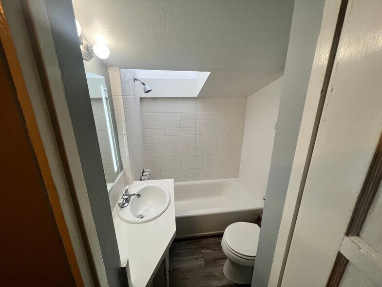 Bathroom - 533 N 6th st
