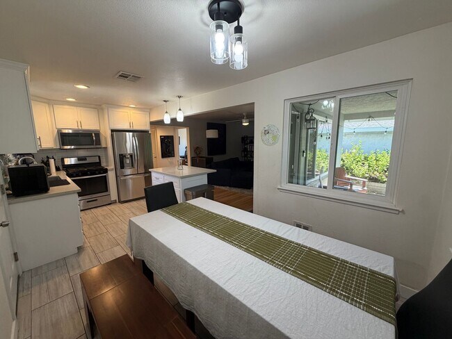 Building Photo - Fully Furnished 3BR/2BA Sacramento Home |  Flexible 3–12 Month Leases