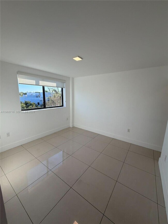 Building Photo - 829 SW 18th Ave