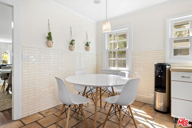 Building Photo - 639 Westbourne Dr