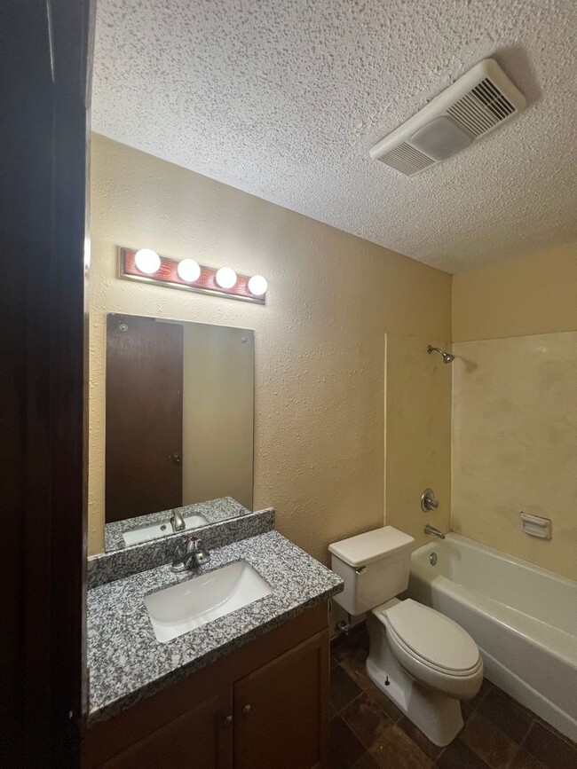 Building Photo - 2 Bed 1 Bath Apartment for Lease