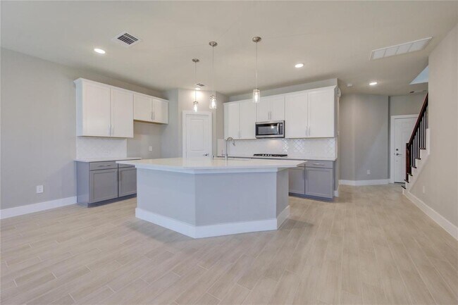 Building Photo - 1709 Summerlyn Ter Dr