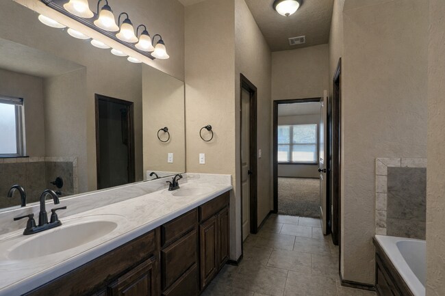 Building Photo - Comfort, Space & Flexibility – 3 Bed Home in Moore School District