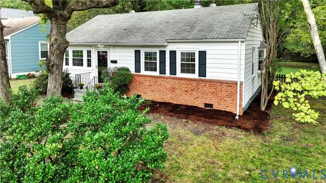 Building Photo - 6100 Hampstead Ave