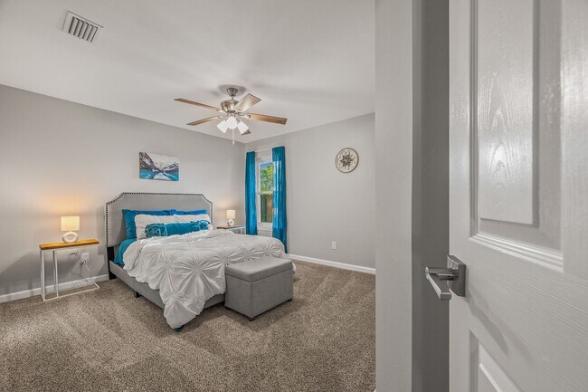 Building Photo - Stunning 4 bedroom with two bonus spaces, ...