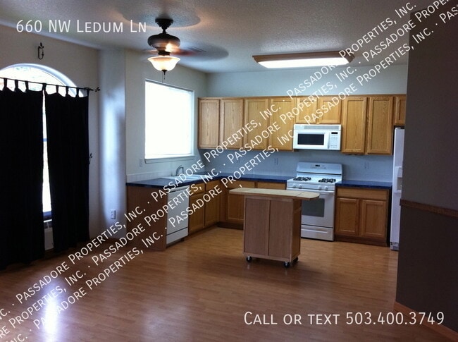 Building Photo - 660 NW Ledum Ln