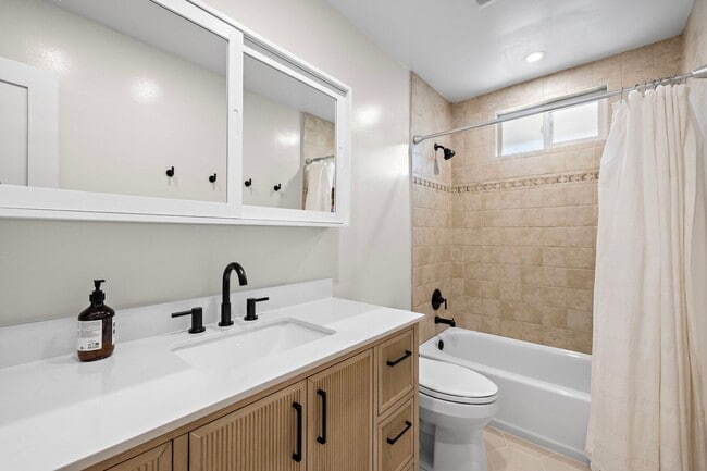 Building Photo - 111 Avenida San Fernando