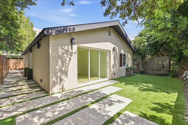 Building Photo - Beautiful modern 3 Bed + 2 Bath House