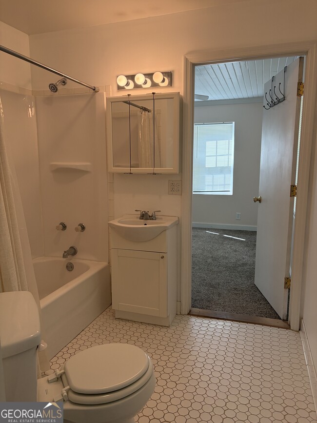 Building Photo - 102 W Grady Ave