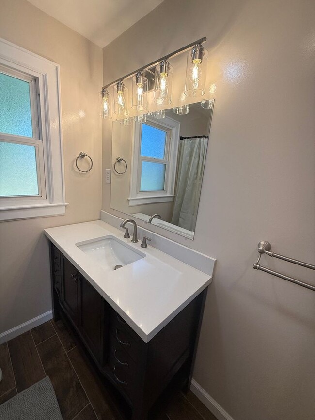 Building Photo - 3 Bedroom House With Large Yard and 2 Bath...