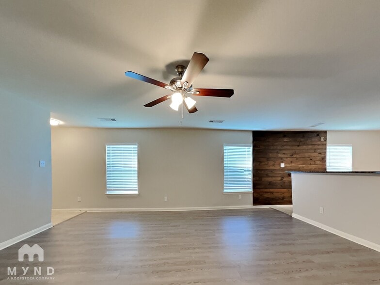 Building Photo - 5715 Rainbow Rd.