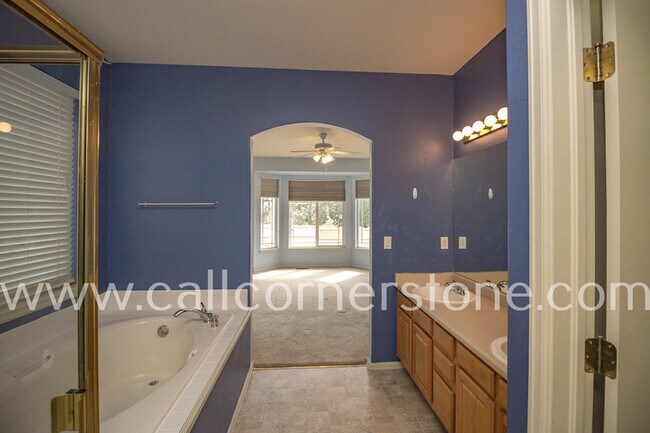 Building Photo - 3305 Hollycrest Dr