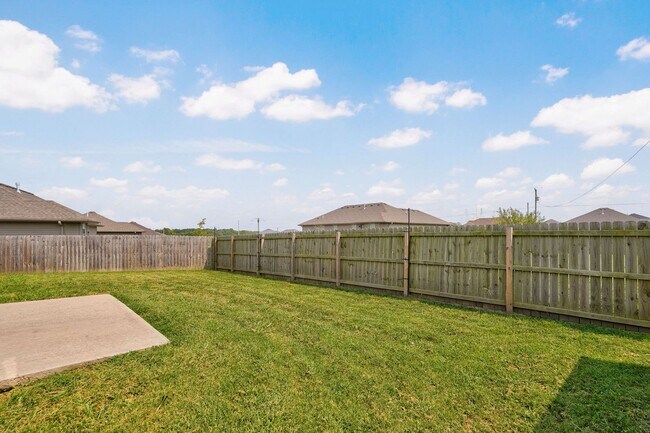 Building Photo - Modern 3 Bed / 2 Bath Home with Open Layout & Fenced Yard