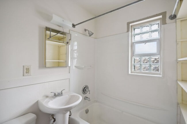 Building Photo - Spacious Top-Floor 1BR on Beautiful Iris P...