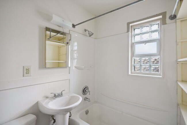 Building Photo - Spacious Top-Floor 1BR on Beautiful Iris Park!