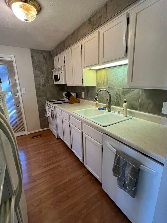 Kitchen - 8913 Buckhaven Dr