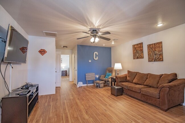 Building Photo - 800 Sherwood Dr