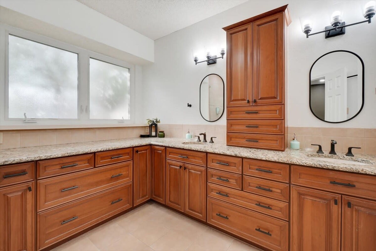 Building Photo - 2200 Glenbrook St