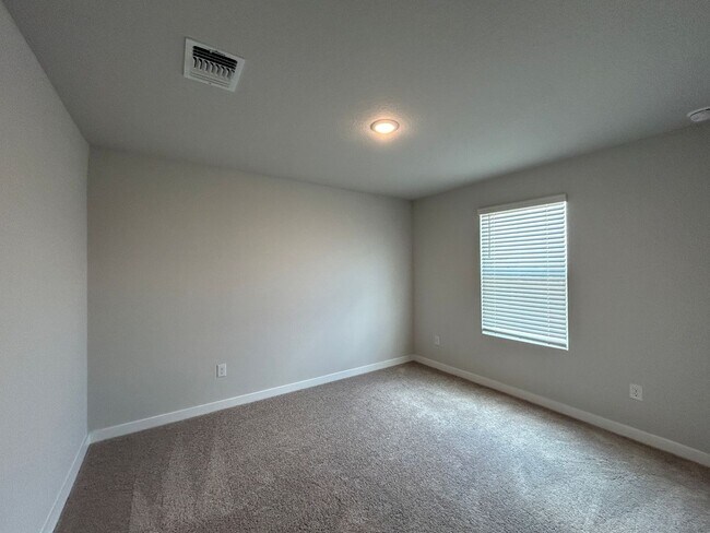 Building Photo - Walking Distance to Long Creek High School / Fridge, Washer & Dryer Included / Fenced in Yard / N...