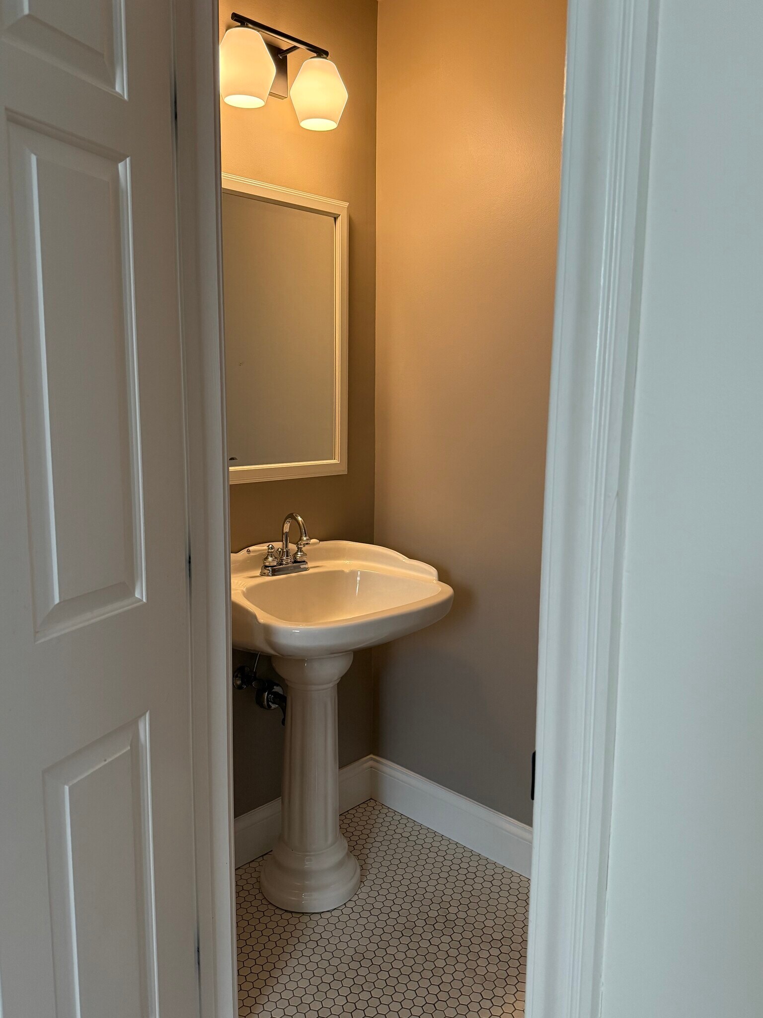 Building Photo - 844 Hamlet St