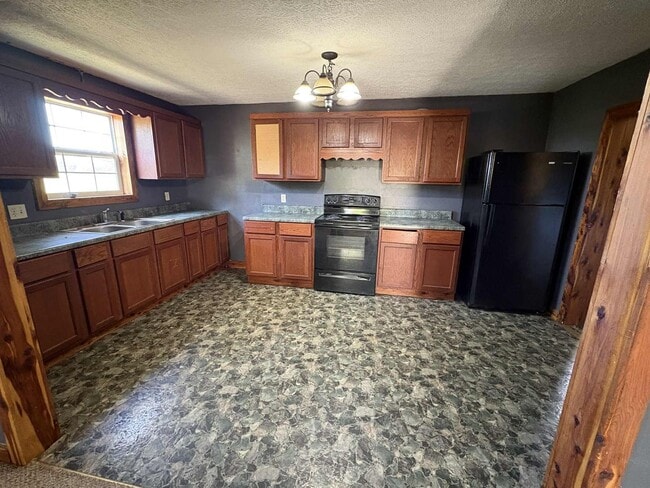 Building Photo - Peaceful Country Living