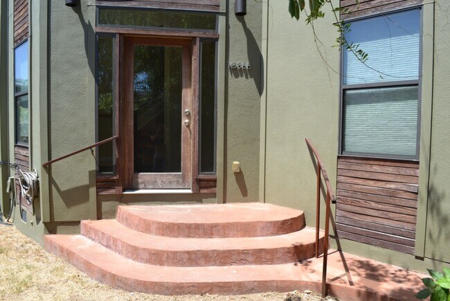 Building Photo - 1038 E 43rd St