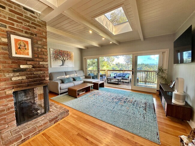 Primary Photo - Gorgeous Hillside View, Modern Flat