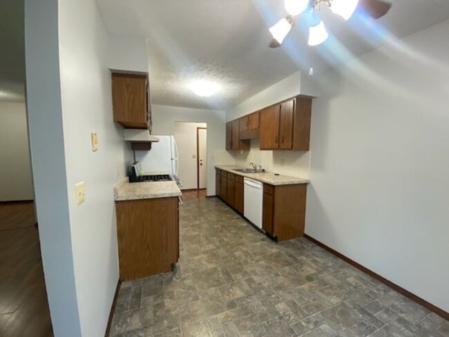 Building Photo - 3 Bedroom Home with Attached Garage!