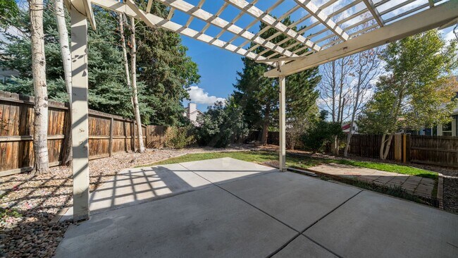 Building Photo - Amazing Fairfax Quad Level 4 bedroom, 3 ba...